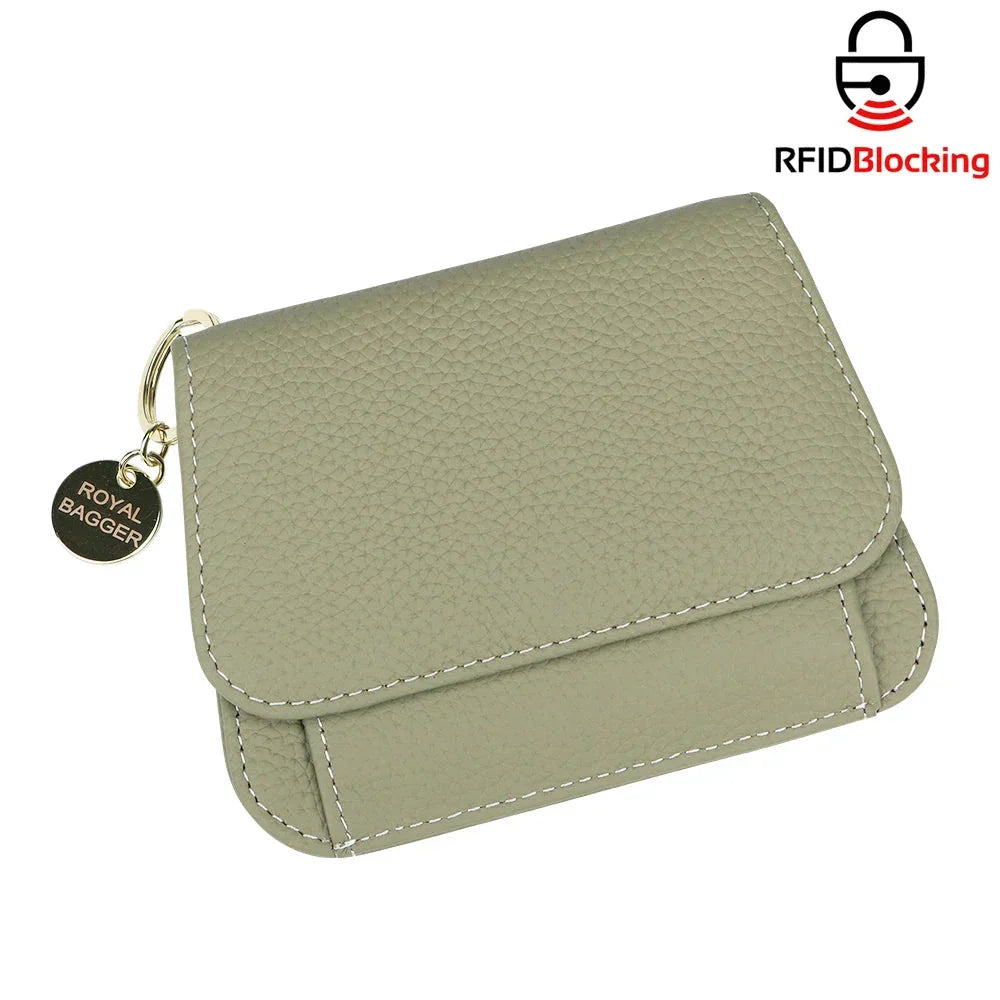 Portafoglio donna in pelle beige con protezione RFID, chiusura a bottone, design compatto, marchio Royal Bagger. Accessorio moda elegante e sicuro.