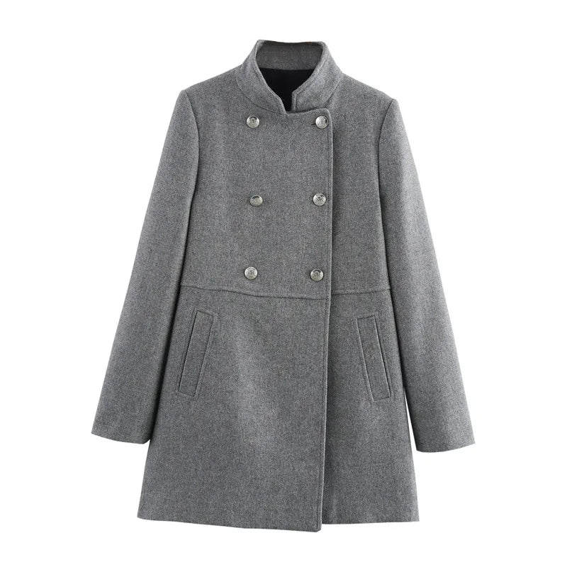 Cappotto grigio donna in lana, doppio petto, elegante, con bottoni metallici, collo alto, tasche laterali. Moda autunno inverno.