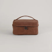 Astuccio da viaggio in pelle marrone con manico, chiusura a zip e doppio cursore. Elegante e pratico per organizzare accessori e cosmetici.