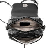 Borsa a tracolla in pelle nera con cerniere multiple, design compatto, ideale per donna. Interno spazioso, perfetta per uso quotidiano.