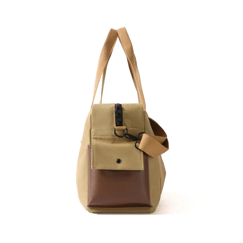 Borsa a tracolla in tela beige e marrone con tasca frontale, manici lunghi e chiusura a bottone. Design elegante e pratico per uso quotidiano.