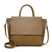 Borsa a tracolla in pelle marrone chiaro, design elegante e minimalista, con manici e tracolla regolabile. Accessorio moda donna, stile casual chic.
