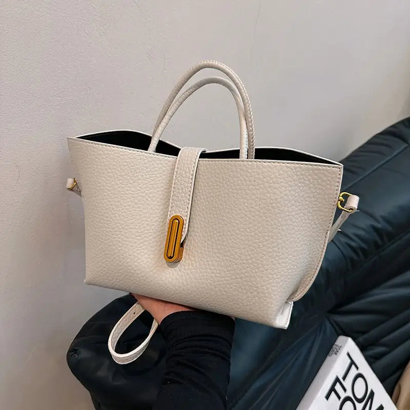Borsa a mano in pelle bianca, design elegante con chiusura dorata, ideale per moda femminile. Accessorio di tendenza per ogni occasione.
