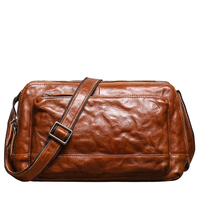 Borsa a tracolla in pelle marrone, design elegante e spazioso, ideale per uomo e donna. Accessorio moda versatile e resistente.