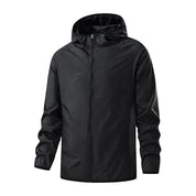 Giacca a vento nera con cappuccio, chiusura a zip, design impermeabile. Ideale per attività outdoor. Abbigliamento sportivo uomo.
