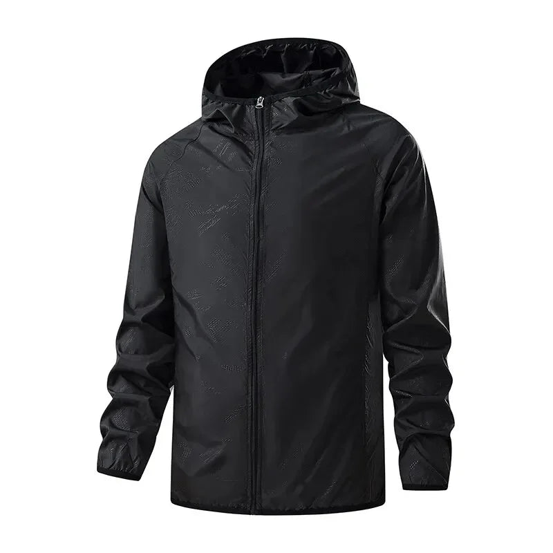 Giacca a vento nera con cappuccio, chiusura a zip, design impermeabile. Ideale per attività outdoor. Abbigliamento sportivo uomo.