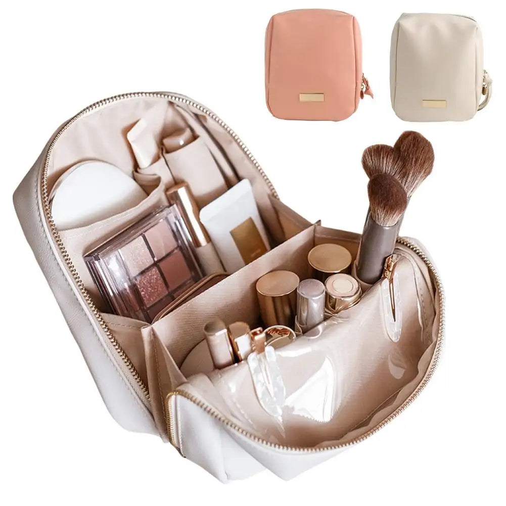 Astuccio cosmetico beige aperto con trucchi, pennelli e palette; due varianti chiuse in rosa e beige. Organizzatore trucco da viaggio elegante.