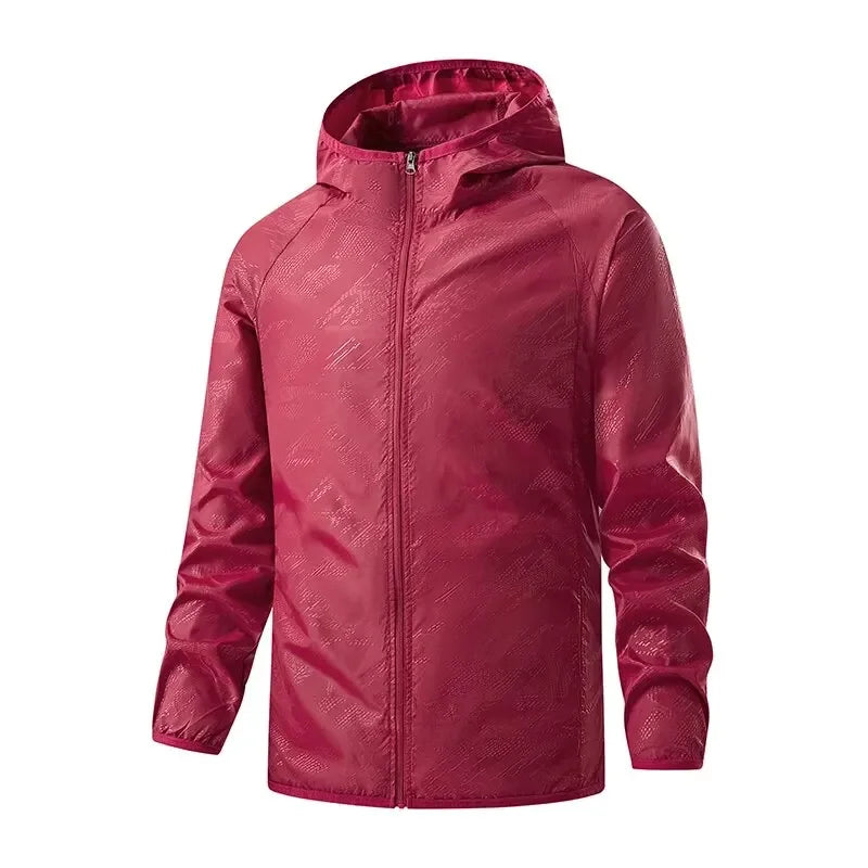 Giacca a vento rossa con cappuccio, chiusura a zip, design leggero e resistente all'acqua. Ideale per attività outdoor e sport.