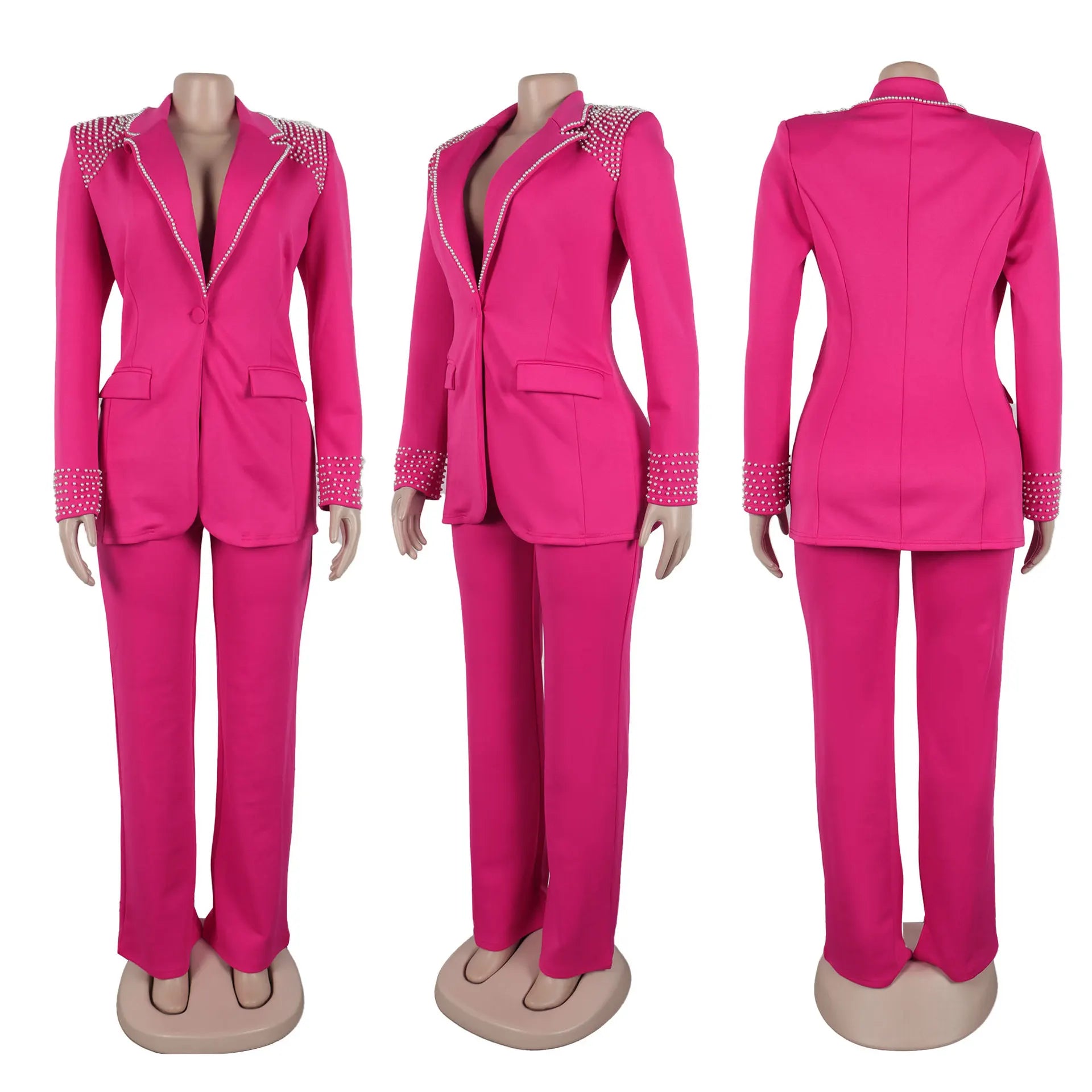 Completo donna elegante fucsia, giacca con dettagli brillanti su spalle e polsini, pantaloni abbinati. Moda femminile, abbigliamento formale.