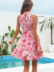 Abito estivo donna rosa floreale, senza maniche, scollo all'americana, perfetto per vacanze, moda mare, giardino, piscina.