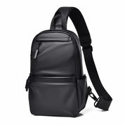 Zaino monospalla nero in pelle sintetica, design moderno, tasche multiple, ideale per viaggi, lavoro, scuola. Accessorio moda unisex.