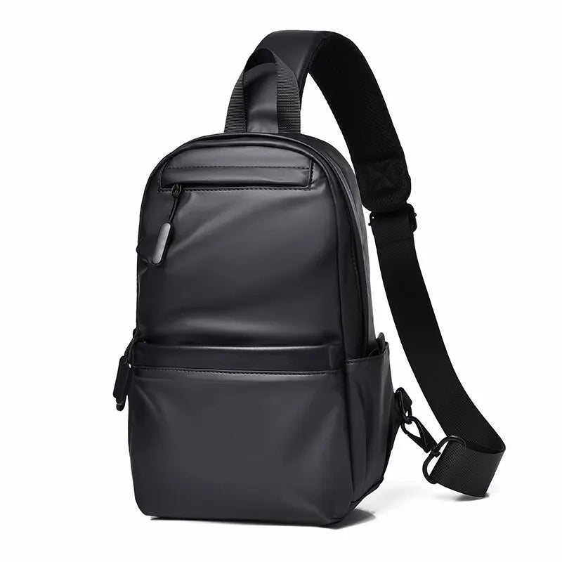 Zaino monospalla nero in pelle sintetica, design moderno, tasche multiple, ideale per viaggi, lavoro, scuola. Accessorio moda unisex.