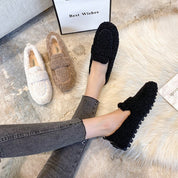 Scarpe mocassini donna in pelliccia sintetica nera, beige e marrone su tappeto, moda autunno inverno, calzature casual eleganti e comode.
