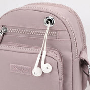 Zaino rosa con tasca frontale, cerniera argentata e auricolari bianchi inseriti. Design moderno, ideale per scuola e viaggio.