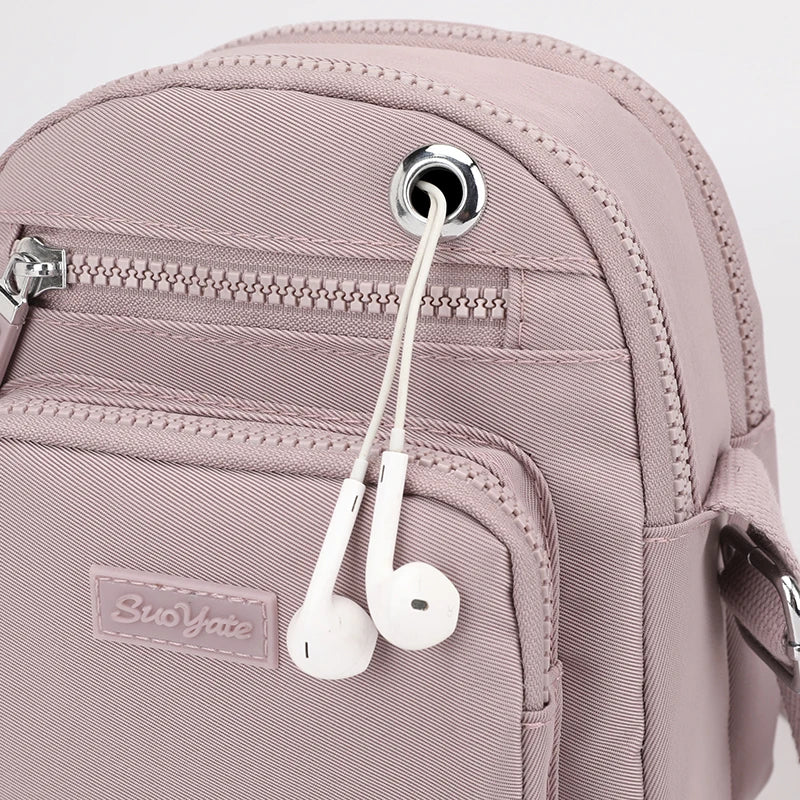 Zaino rosa con tasca frontale, cerniera argentata e auricolari bianchi inseriti. Design moderno, ideale per scuola e viaggio.