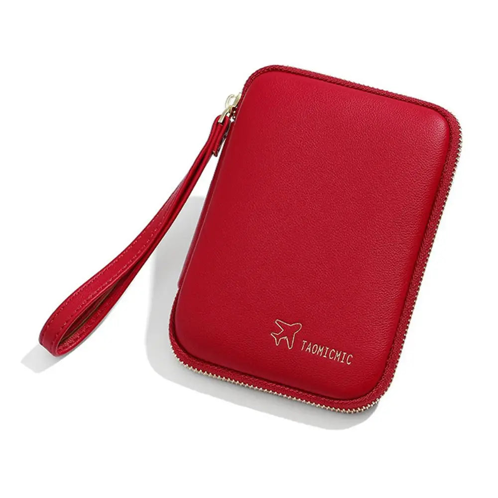 Custodia portafoglio in pelle rossa con cerniera e cinturino, design elegante e compatto, ideale per viaggi e organizzazione documenti.