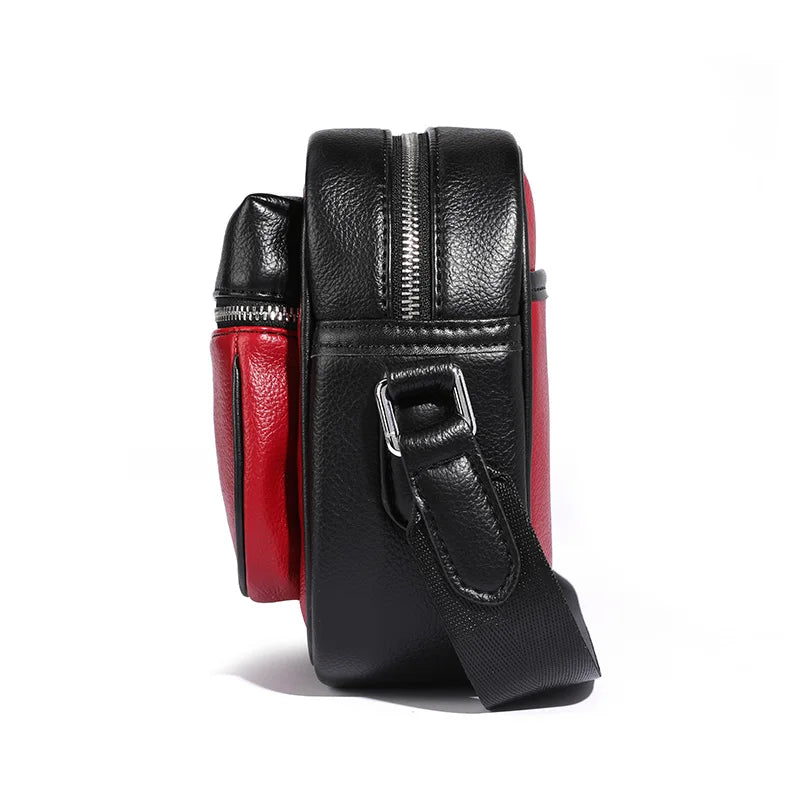 Borsa a tracolla in pelle nera e rossa, design moderno, con cerniera e fibbia argentata. Accessorio moda uomo, stile elegante e pratico.