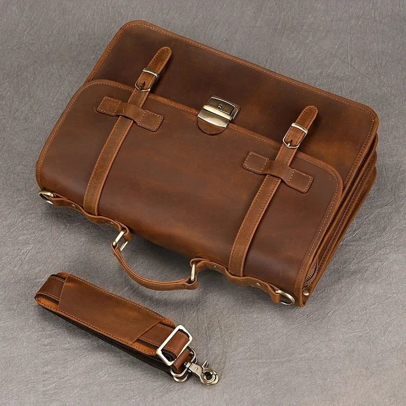 Borsa ventiquattrore in pelle marrone con tracolla staccabile, design elegante e chiusura a fibbia, ideale per lavoro e viaggi d'affari.