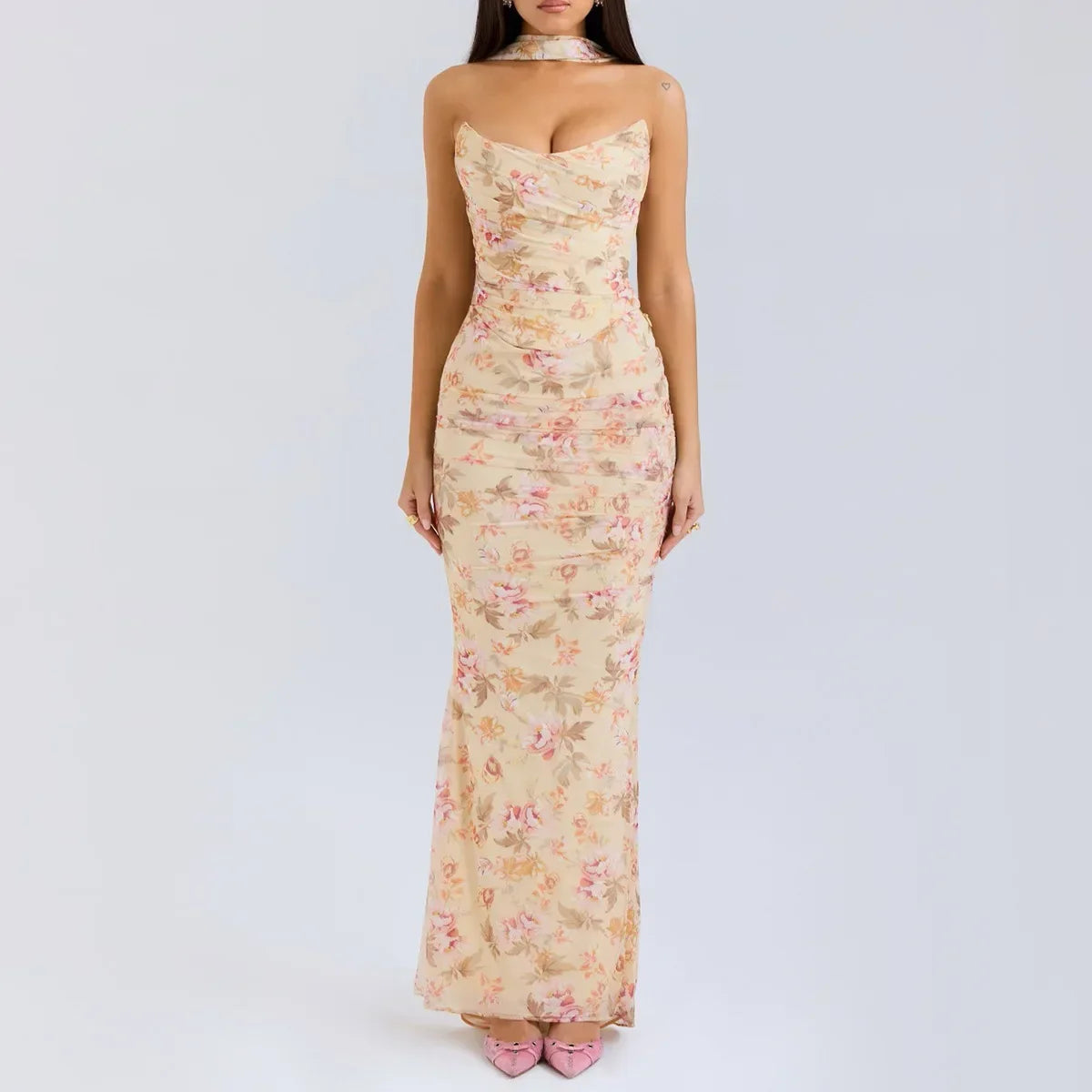 Abito lungo elegante floreale donna, scollo a cuore, senza maniche, colore crema con motivi rosa, perfetto per cerimonie e serate speciali.