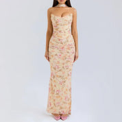Abito lungo elegante floreale donna, scollo a cuore, senza maniche, colore crema con motivi rosa, perfetto per cerimonie e serate speciali.
