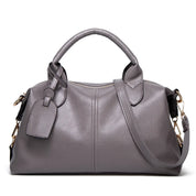 Borsa a mano in pelle grigia con tracolla regolabile, dettagli in metallo dorato e targhetta. Elegante e spaziosa, ideale per ogni occasione.