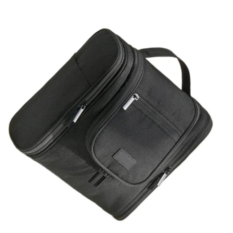 Zaino nero multifunzionale con tasche multiple e cerniere, ideale per viaggi e lavoro. Design elegante e pratico, perfetto per l'uso quotidiano.