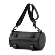 Borsa a tracolla cilindrica nera in pelle, design moderno, con cerniera e fibbie regolabili. Accessorio moda unisex, ideale per viaggi e uso quotidiano.