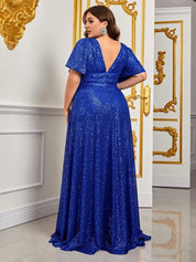 Abito da sera blu con paillettes, scollo a V posteriore, maniche corte, indossato da donna in ambiente elegante. Moda donna, abito elegante.