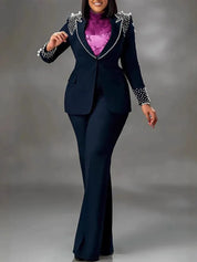 Completo donna elegante blu scuro con perle, giacca e pantaloni svasati, camicia viola. Abbigliamento formale moda femminile.