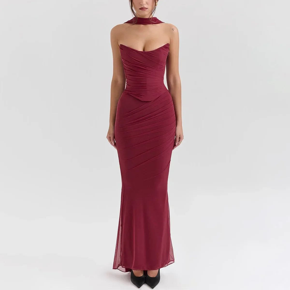 Abito lungo elegante rosso bordeaux, senza spalline, con drappeggio e scollo a cuore, perfetto per serate formali e cerimonie.