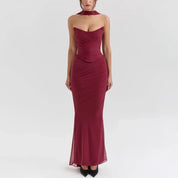 Abito lungo elegante rosso bordeaux, senza spalline, con drappeggio e scollo a cuore, perfetto per serate formali e cerimonie.