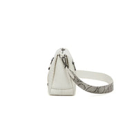 Borsa a tracolla bianca in pelle con cinturino regolabile effetto serpente, design elegante e moderno, ideale per moda femminile e accessori di lusso.