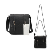 Borsa a tracolla nera in pelle sintetica con decorazioni metalliche, tasca frontale e chiusura a patta. Include una custodia per smartphone.
