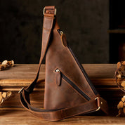 Tracolla in pelle marrone vintage, design triangolare, con cerniere dorate e dettagli eleganti. Borsa a spalla uomo, stile retrò.