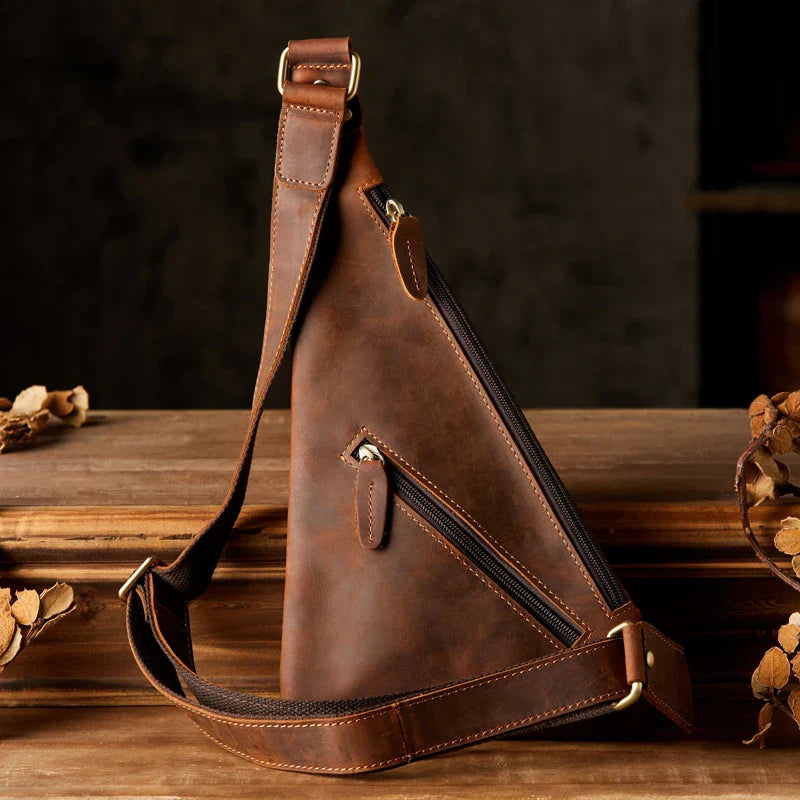 Tracolla in pelle marrone vintage, design triangolare, con cerniere dorate e dettagli eleganti. Borsa a spalla uomo, stile retrò.
