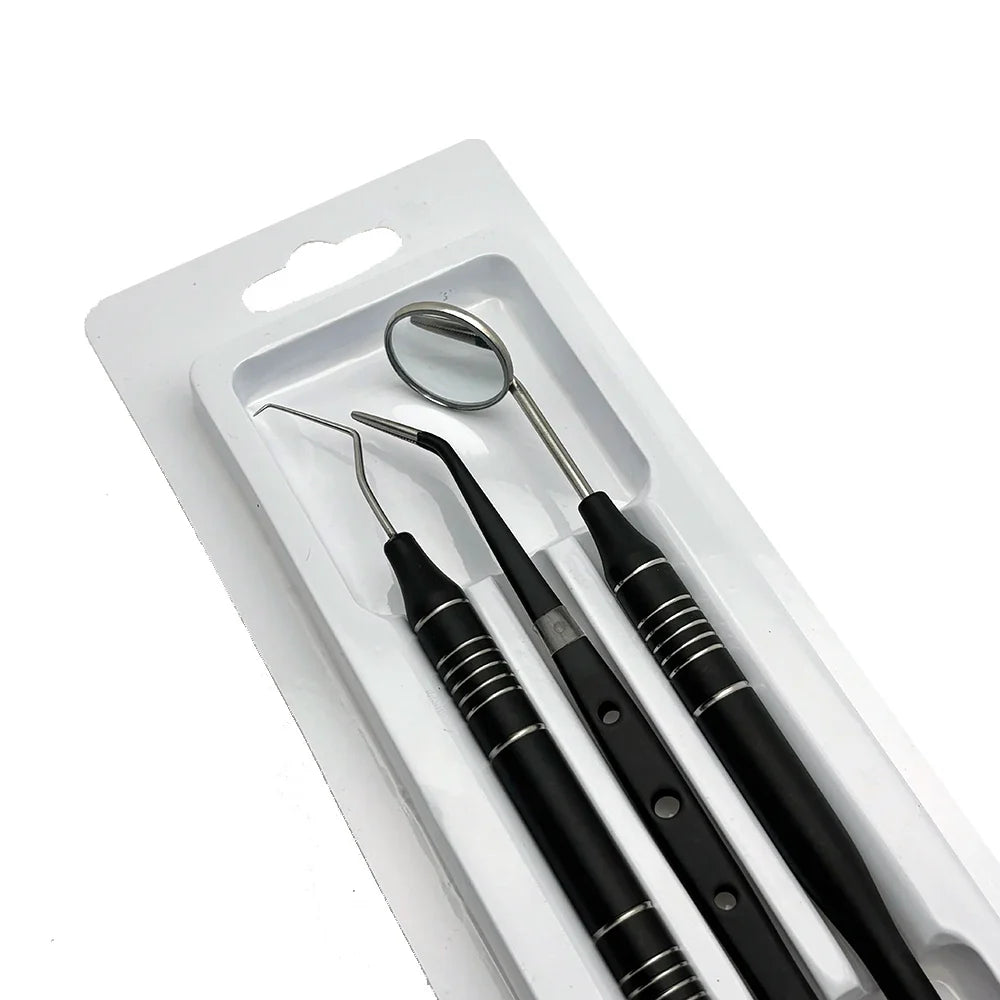Set di strumenti dentali in acciaio inox, confezione da tre pezzi: specchietto, sonda e scaler. Ideale per igiene orale professionale e domestica.