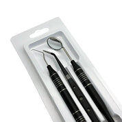Set di strumenti dentali in acciaio inox, confezione da tre pezzi: specchietto, sonda e scaler. Ideale per igiene orale professionale e domestica.