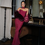 Donna in abito da sera rosso scuro, con scialle di pelliccia, in un elegante ristorante. Moda femminile, abbigliamento da sera, stile glamour.