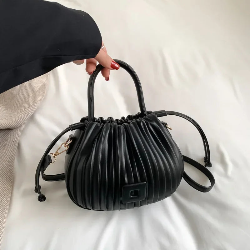 Borsa a mano nera in pelle plissettata, design elegante con manici arrotondati e chiusura a coulisse, perfetta per moda donna e accessori di lusso.