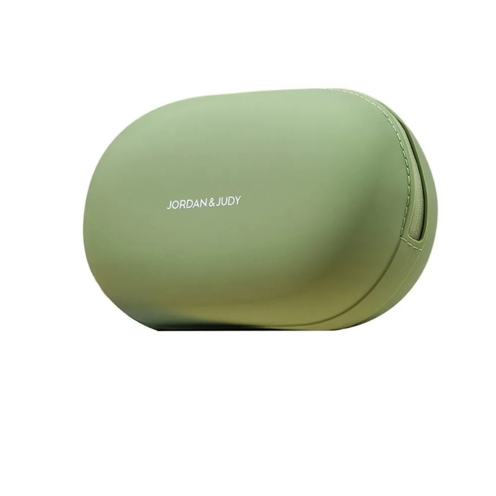 Custodia verde Jordan & Judy, design ovale, ideale per accessori da viaggio. Elegante e compatta, perfetta per organizzare piccoli oggetti personali.