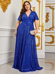 Abito da sera blu con paillettes, scollo a V, maniche corte, indossato da donna in ambiente elegante. Moda donna, abbigliamento formale, taglie forti.