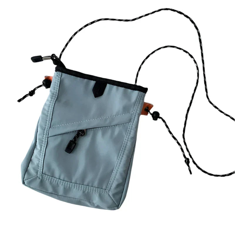 Borsa a tracolla unisex grigia, design compatto, chiusura con zip, cordino regolabile, ideale per viaggi e uso quotidiano.