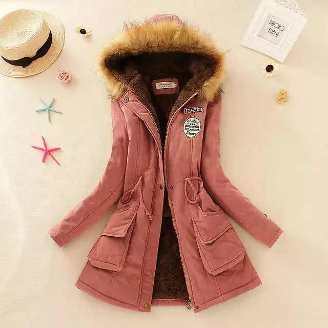 Giacca invernale rosa con cappuccio in pelliccia sintetica, tasche multiple e decorazioni patch. Moda donna, abbigliamento caldo, stile casual.
