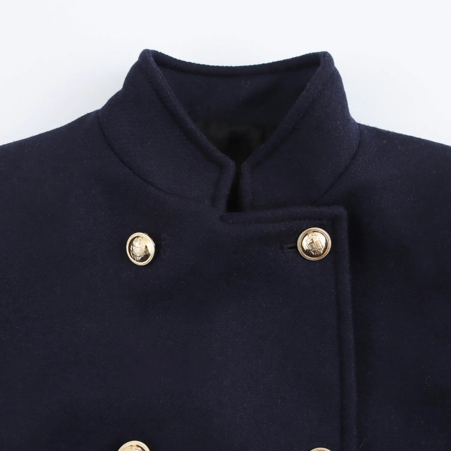 Cappotto blu scuro in lana con colletto alto e bottoni dorati, stile militare elegante, moda uomo autunno inverno, abbigliamento formale.