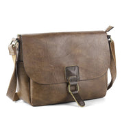 Borsa a tracolla in pelle marrone vintage con chiusura a fibbia, design elegante e resistente, ideale per uomo e donna. Accessorio moda versatile.