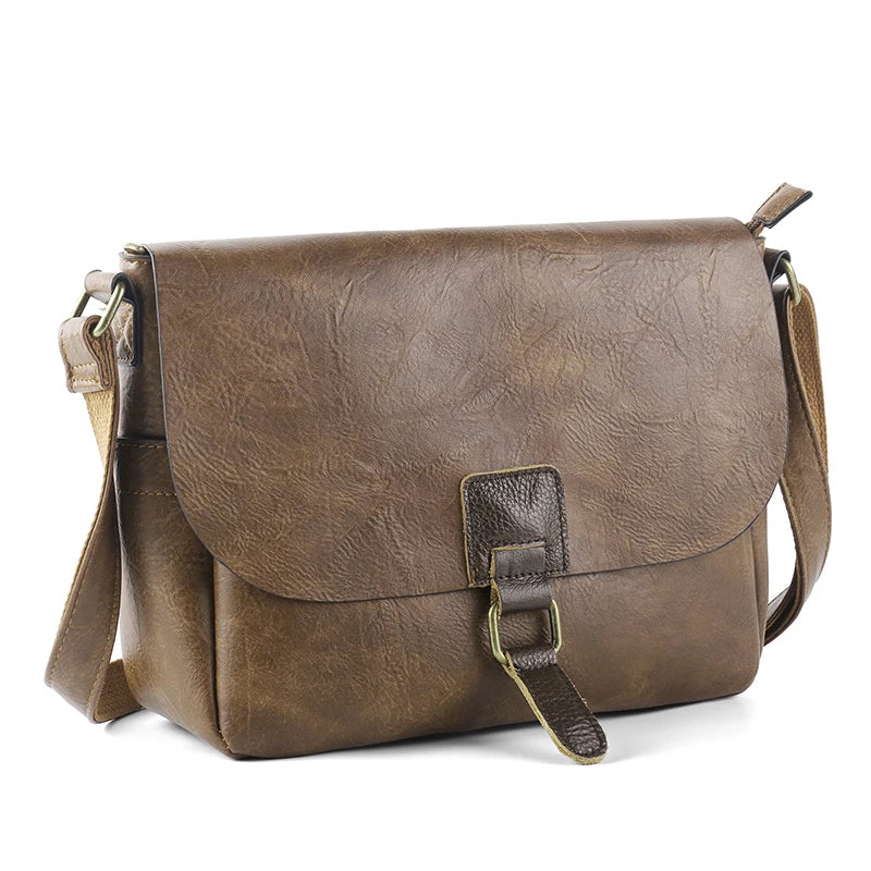 Borsa a tracolla in pelle marrone vintage con chiusura a fibbia, design elegante e resistente, ideale per uomo e donna. Accessorio moda versatile.