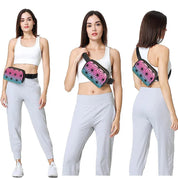 Donna con marsupio geometrico colorato, indossa top bianco e pantaloni grigi. Moda sportiva, accessorio trendy, stile casual.