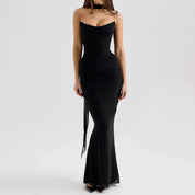 Abito lungo nero elegante, senza spalline, aderente, con scollo a cuore e orlo a sirena. Perfetto per serate formali e occasioni speciali.