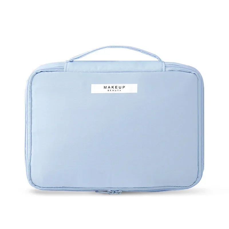 Astuccio trucco azzurro con manico, design compatto e etichetta "Makeup Beauty". Ideale per organizzare cosmetici in viaggio.