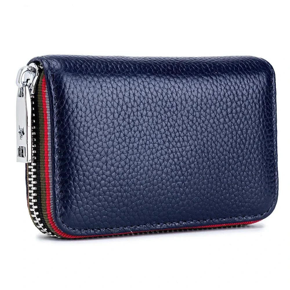 Portafoglio in pelle blu scuro con cerniera argentata, design compatto e texture a grana, ideale per uomo e donna. Accessorio moda elegante.